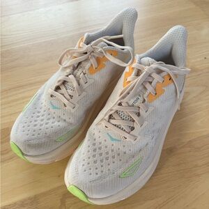 Hoka Clifton 9, size 8 wide, Vanilla / Astral color